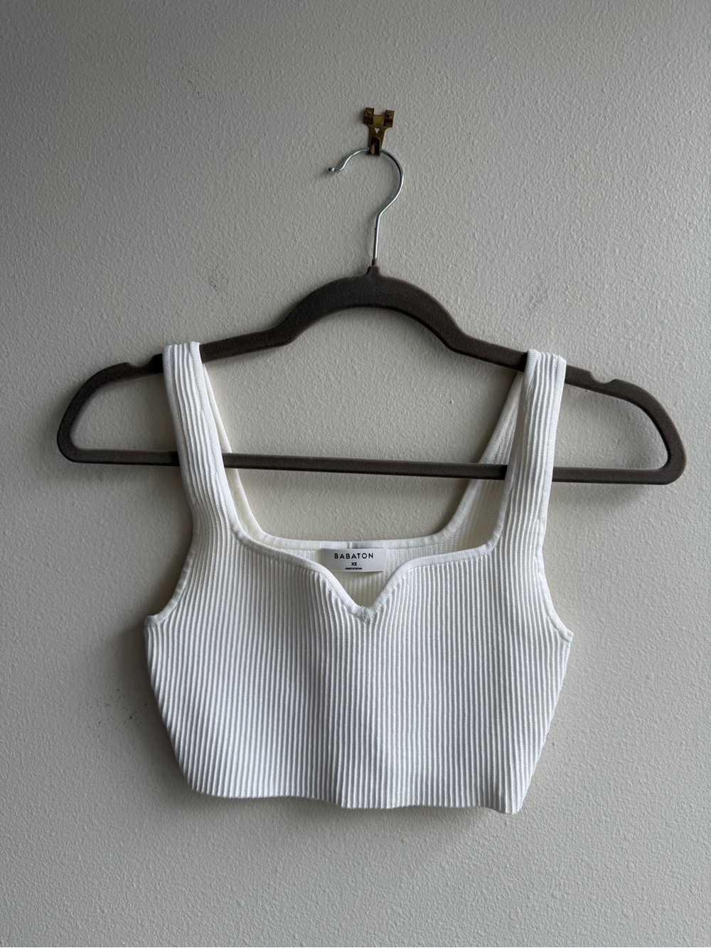 Aritzia Babaton White sculpt knit Ribbed V-Notch Crop Top